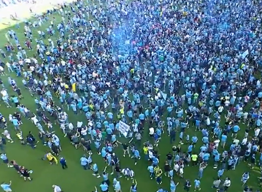 جماهير مانشستر سيتى تقتحم الملعب